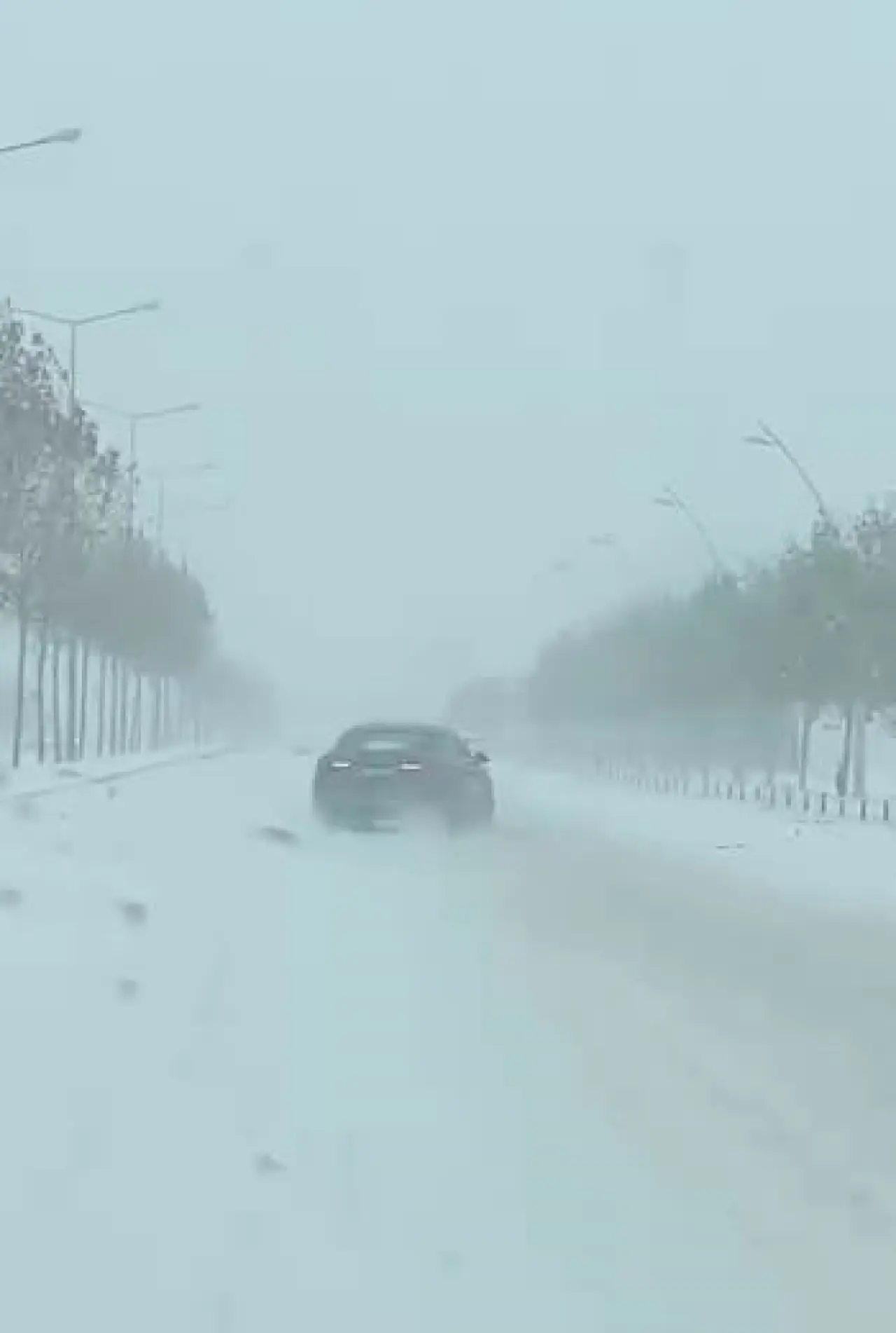 Karla kaplı yolda araç savruldu! O anlar kameralara böyle yansıdı 2