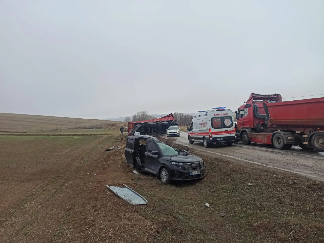 Alaca yolunda dehşet! Tırın savrulan dorsesi otomobili ezdi 1