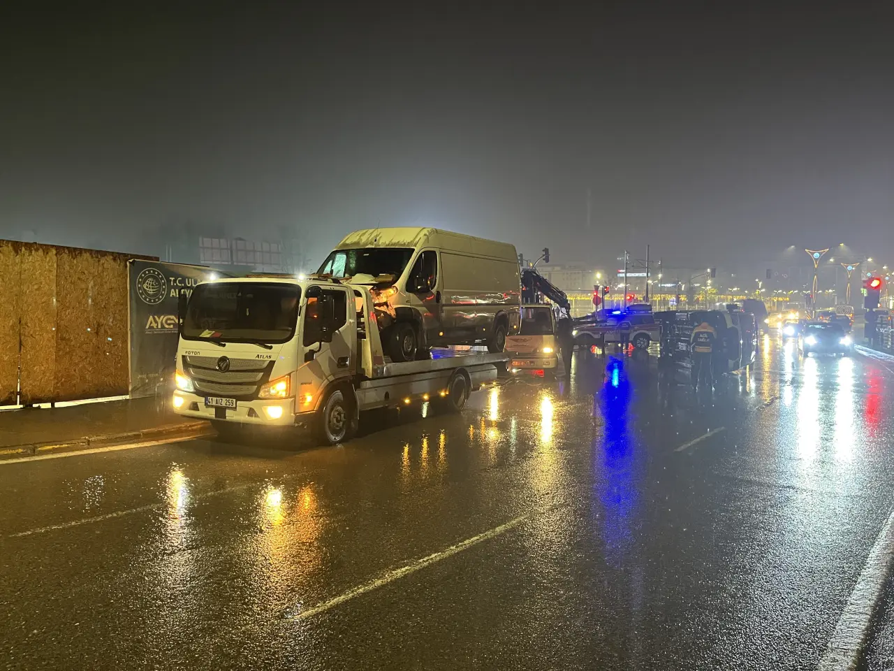 İzmit’te ambulans ve ticari araç çarpıştı: 3'ü sağlık çalışanı 6 yaralı 4
