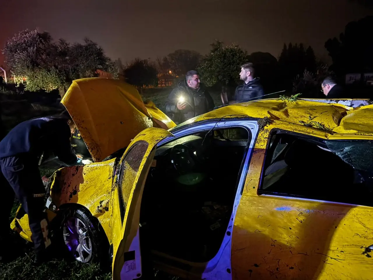 Aydın'da gece yarısı korkutan kaza! Ticari taksi tarlaya uçtu 1