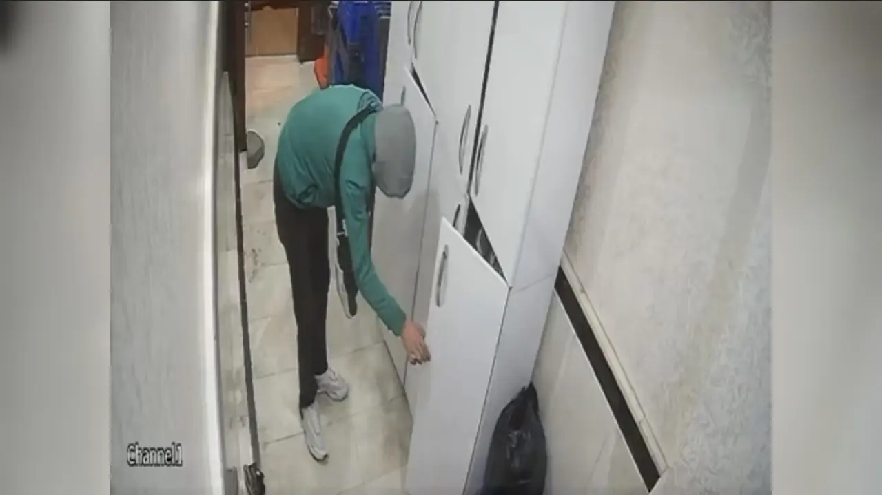 Sultangazi’de hırsızlar ayakkabıları poşet poşet çaldı! 2