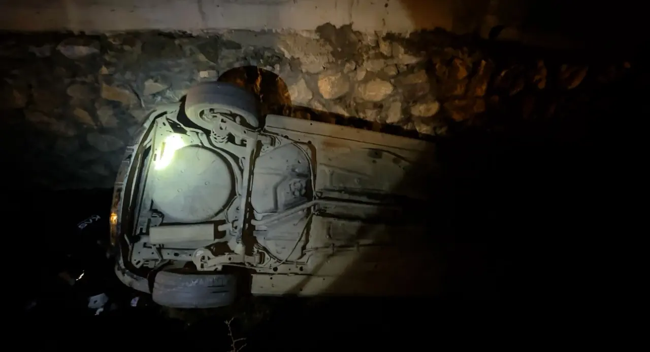 Hakkari’de film gibi kaza! Otomobil su kanalına uçtu 4