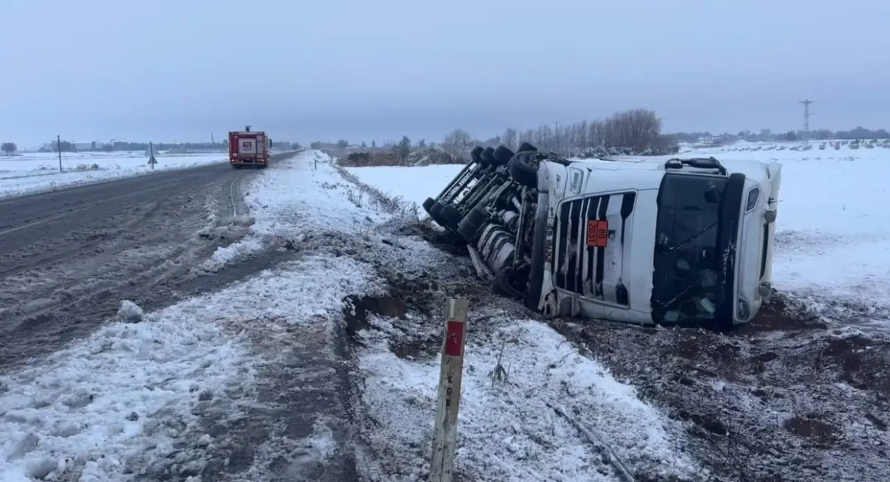 Şanlıurfa’da tehlike saçan kaza! Asit yüklü tanker şarampole devrildi 1