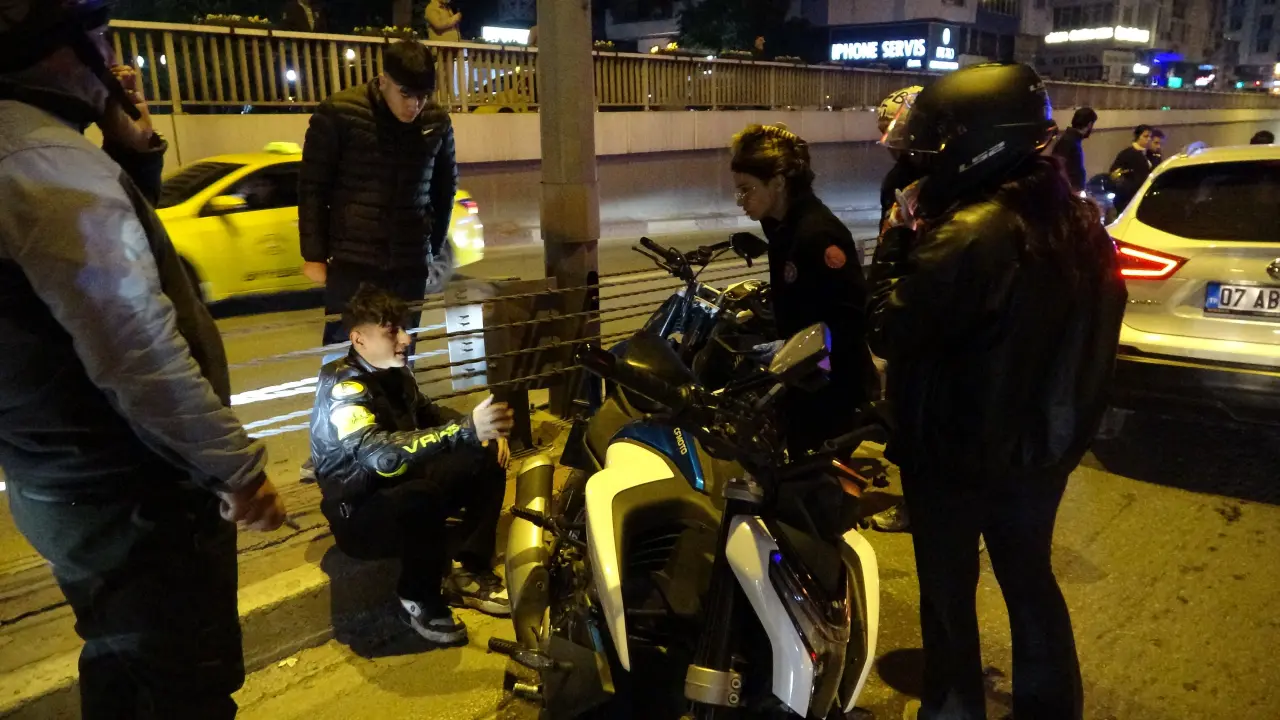 Antalya’da alt geçitte korku dolu anlar! Motosikletli önce otomobile sonra bariyerlere çarptı 3