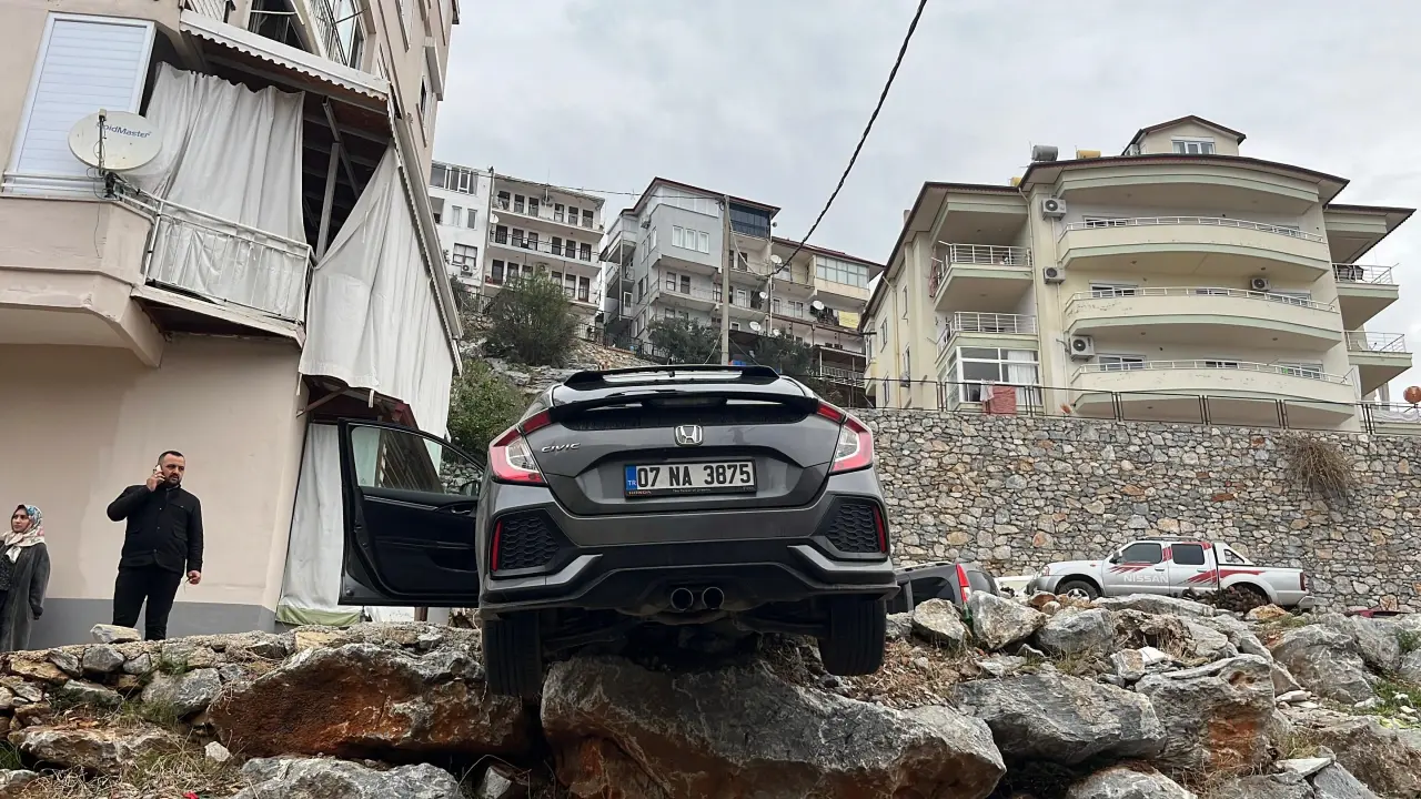 Geri geri manevra faciası! SUV şarampole asılı kaldı 1