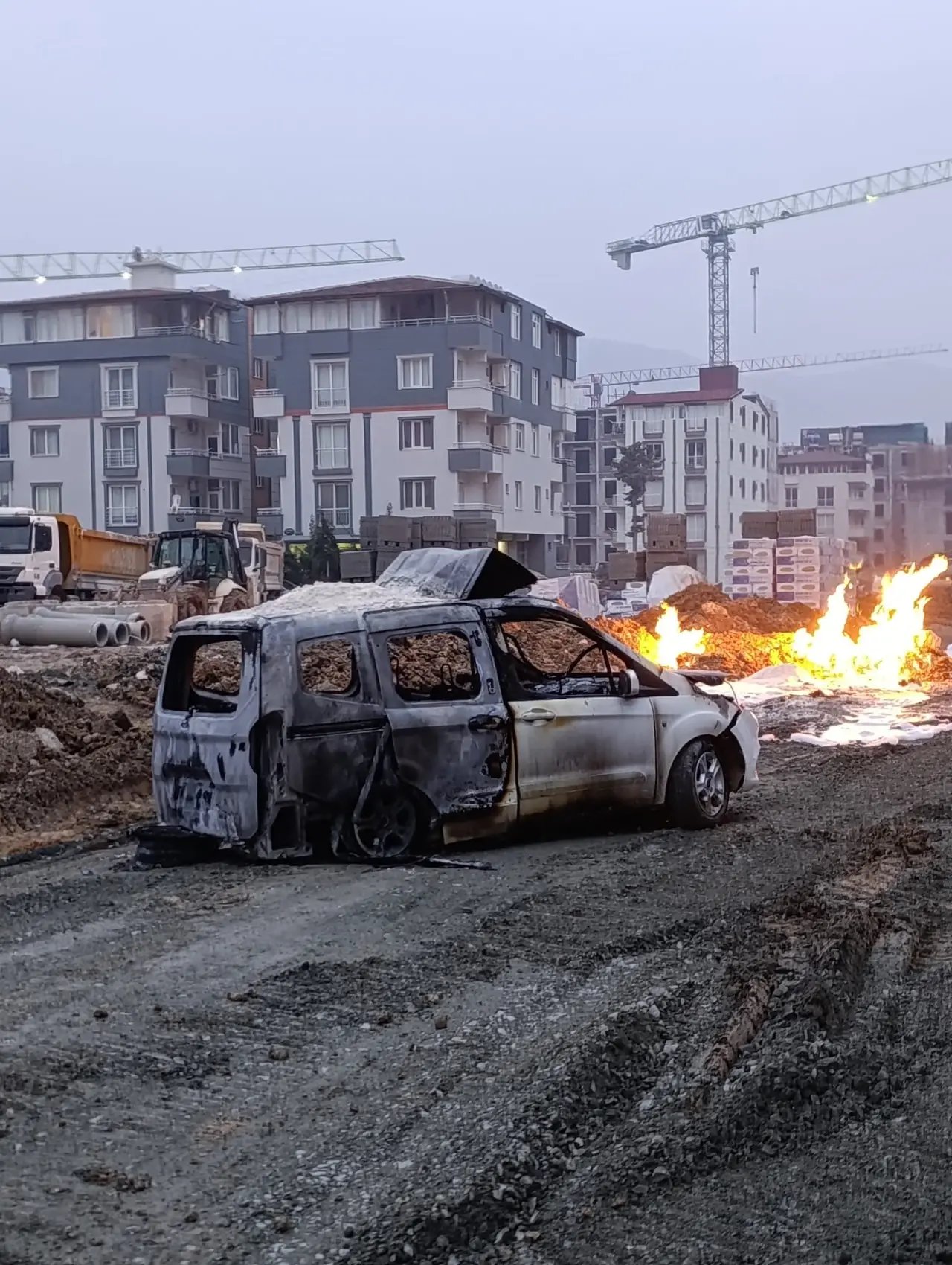 Hatay’da şantiye faciası! Doğalgaz sızıntısı aracı yaktı 2