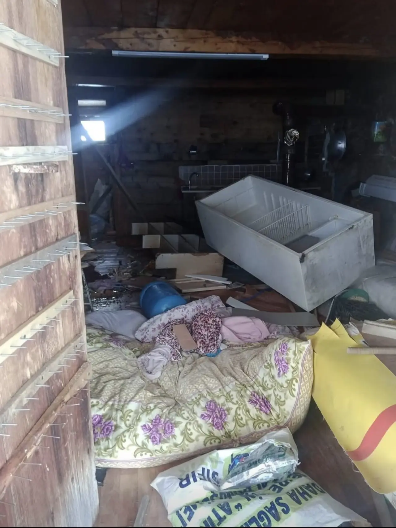 Yaylada ayı terörü! Çelik kapıyı paramparça etti 2