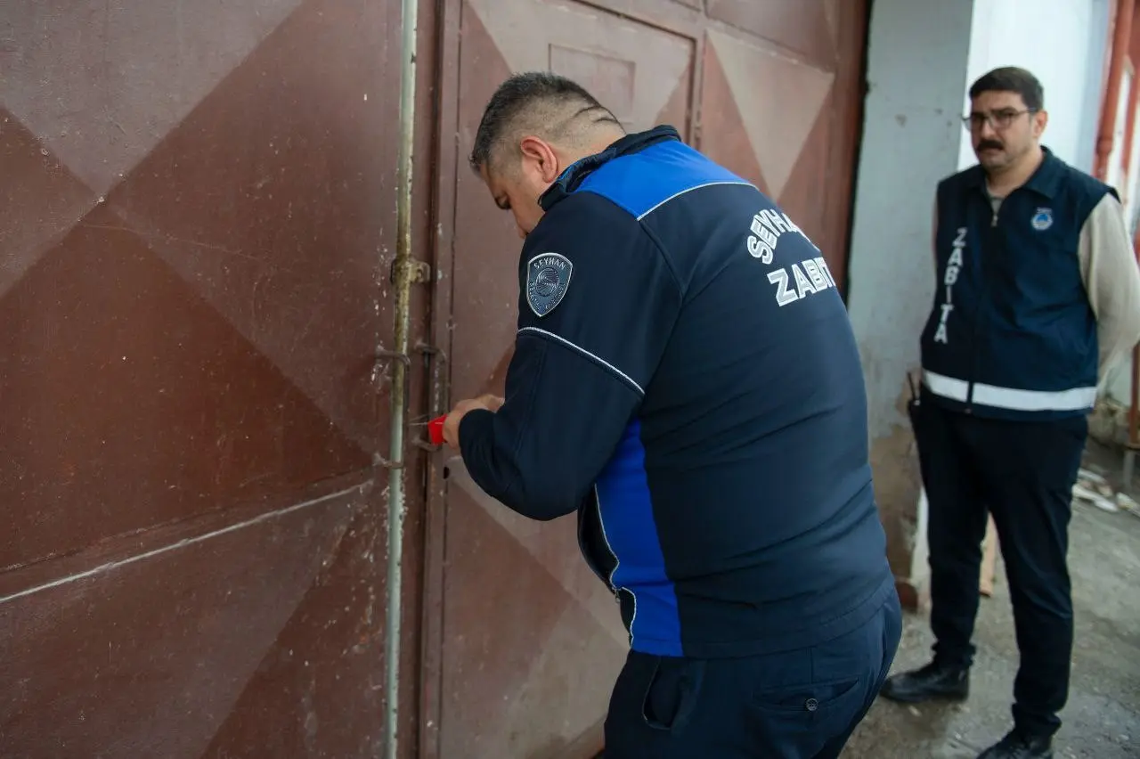 Adana’da akılalmaz manzara! Depoda 25 kasa kokmuş tavuk bulundu 3