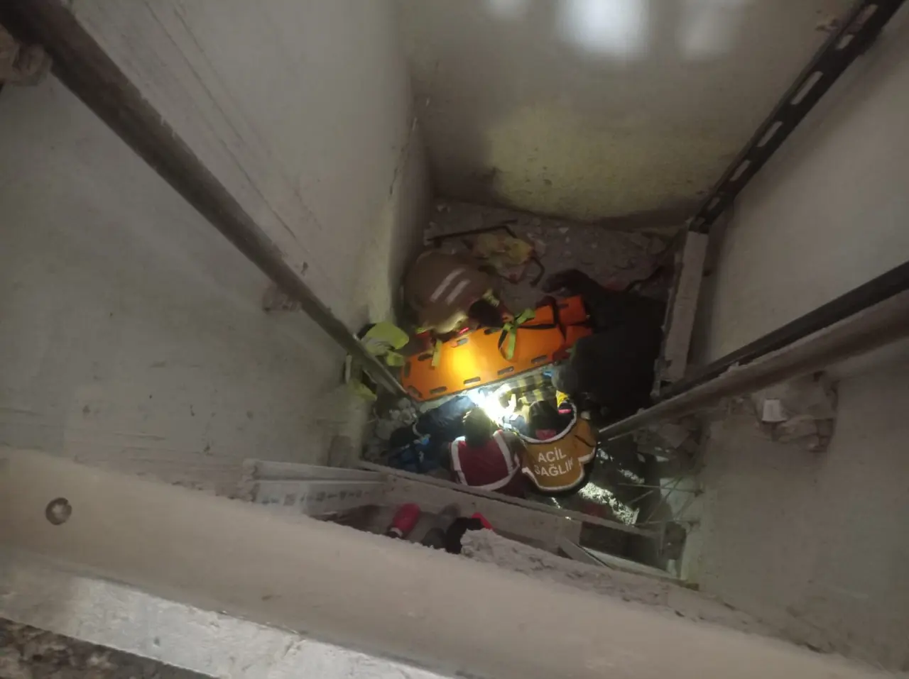 İnşaatta dehşet anları! İşçi asansör boşluğuna düştü 2