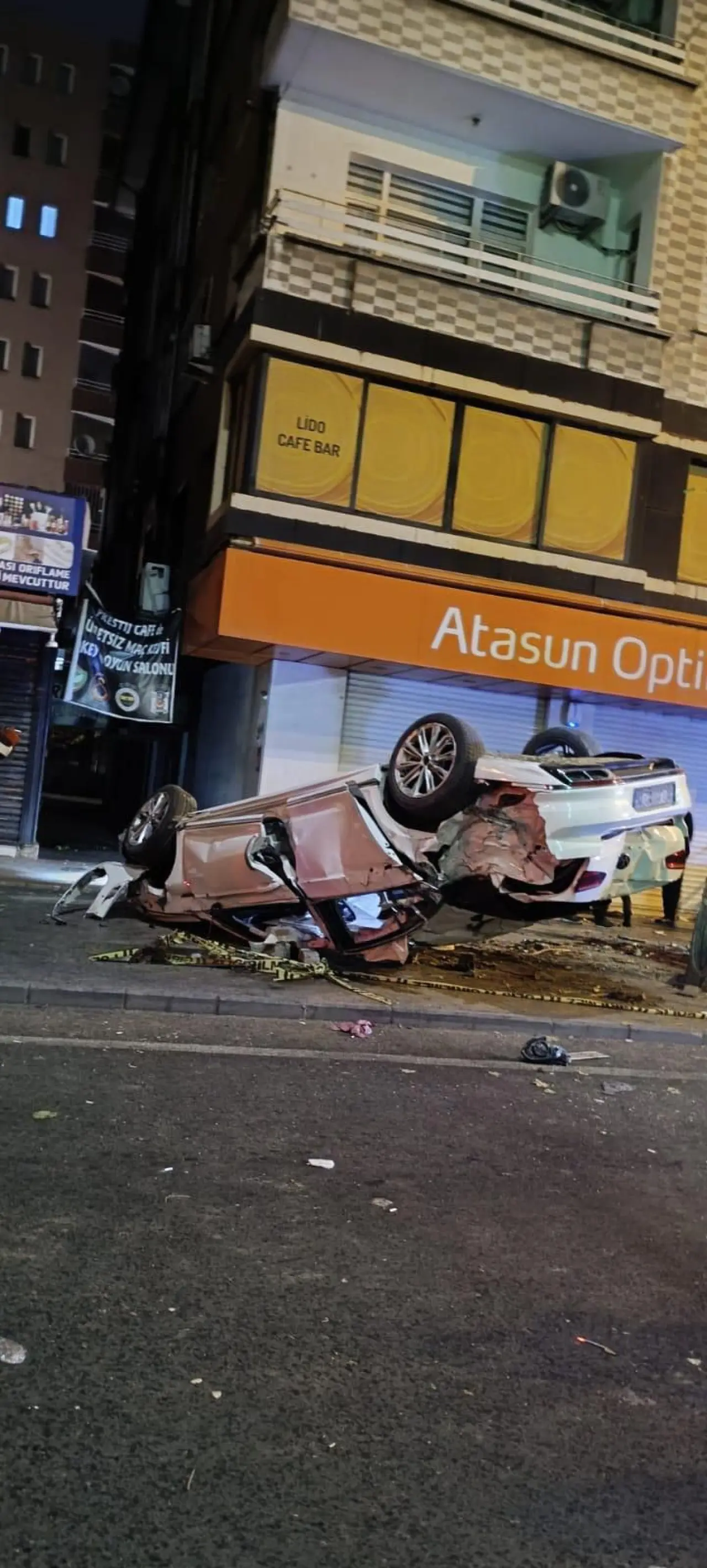 Diyarbakır’da ölümcül kaza! Otomobil takla atarak parçalandı 3