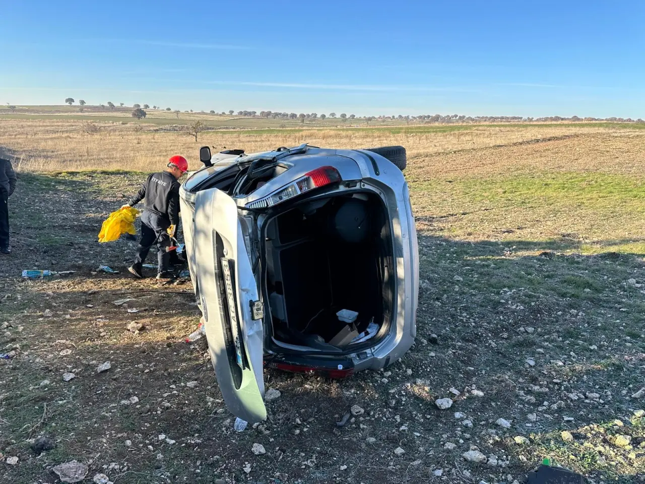 Uşak’ta aile faciası! Otomobil tarlaya devrildi: 5 yaralı 4