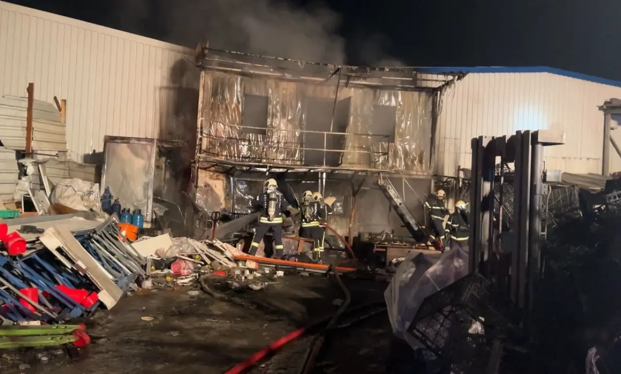 Alevler ofisi sardı, yangın geceyi aydınlattı: Depo ofisinde ateş topuna dönüştü 1