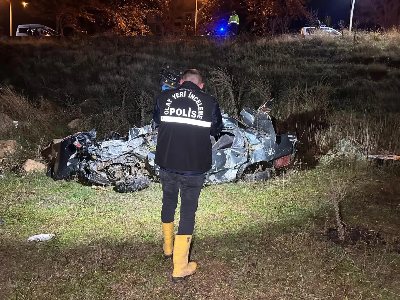 Gece yolculuğu felaketle bitti! Uşak’ta otomobil hurdaya döndü 5