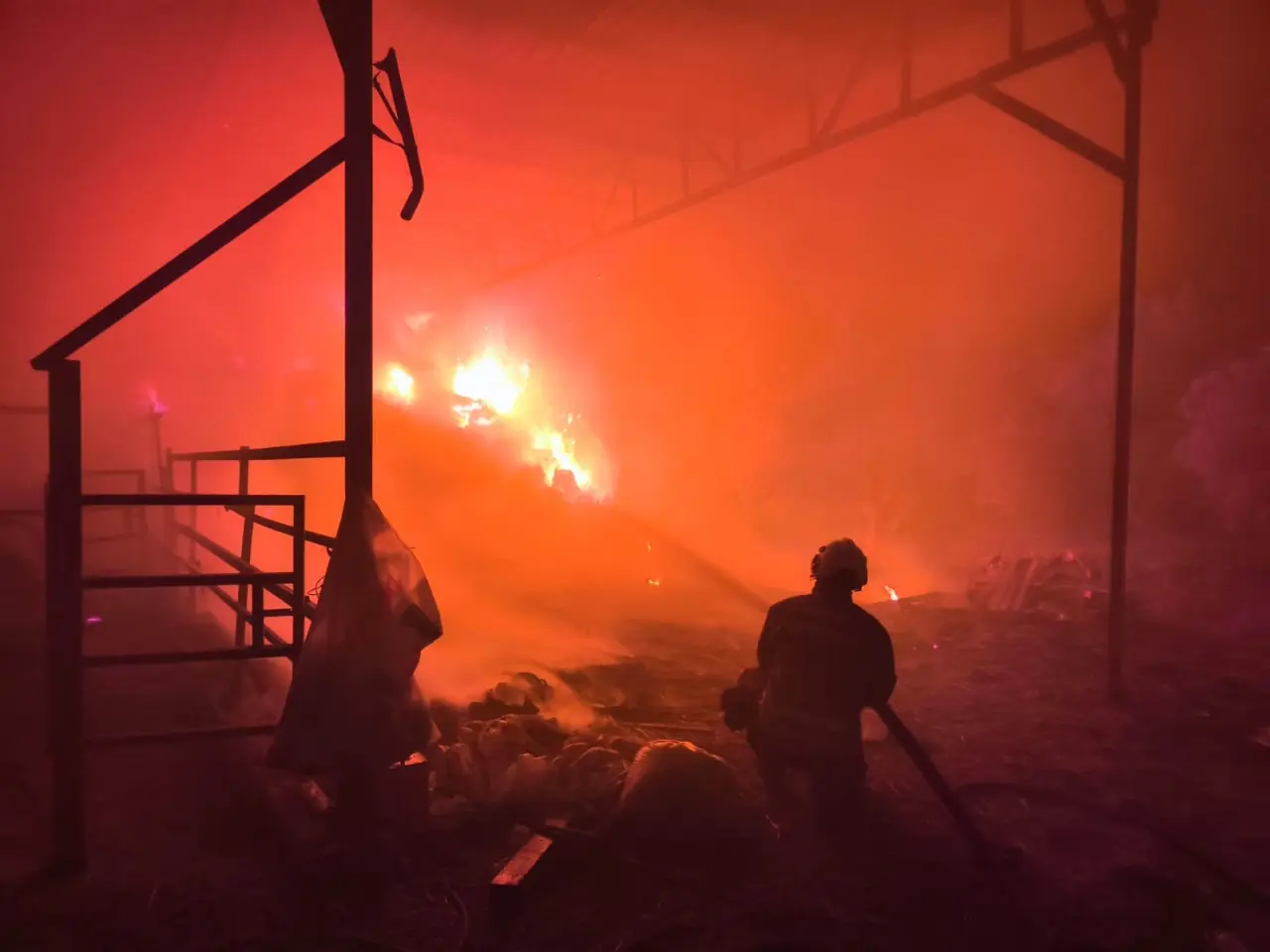 Hatay’da facia kıl payı atlatıldı! Samanlık alev alev yandı 1