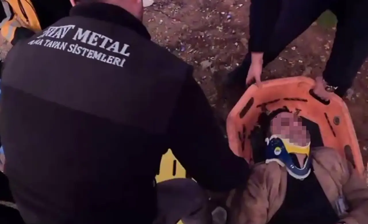 Antalya'da otomobil uçuruma yuvarlandı! Sürücü halatla kurtarıldı 2