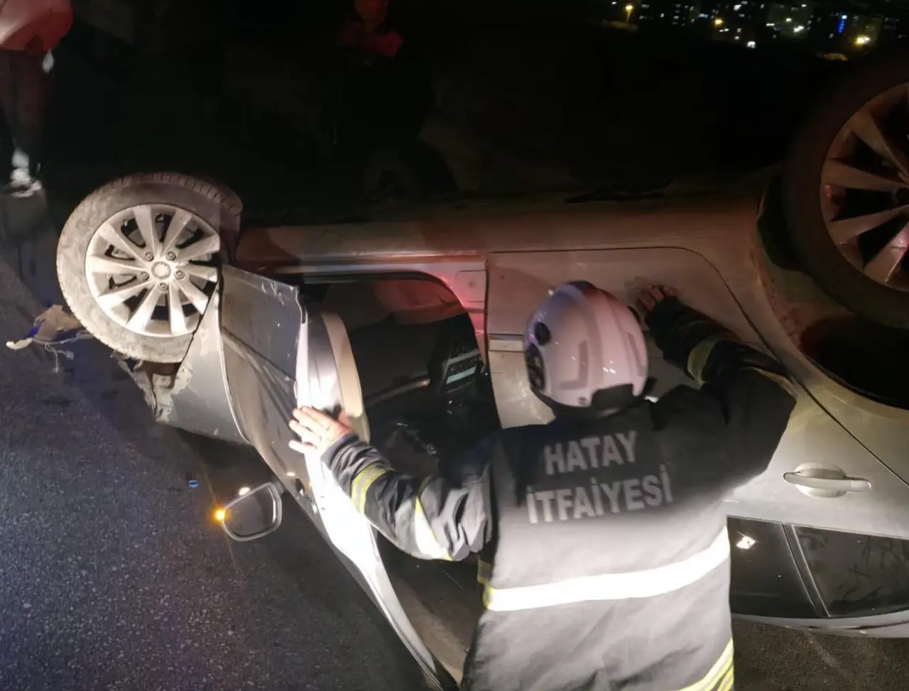 Hatay’da feci kaza! Takla atan otomobil ters döndü, sürücü yaralı 2