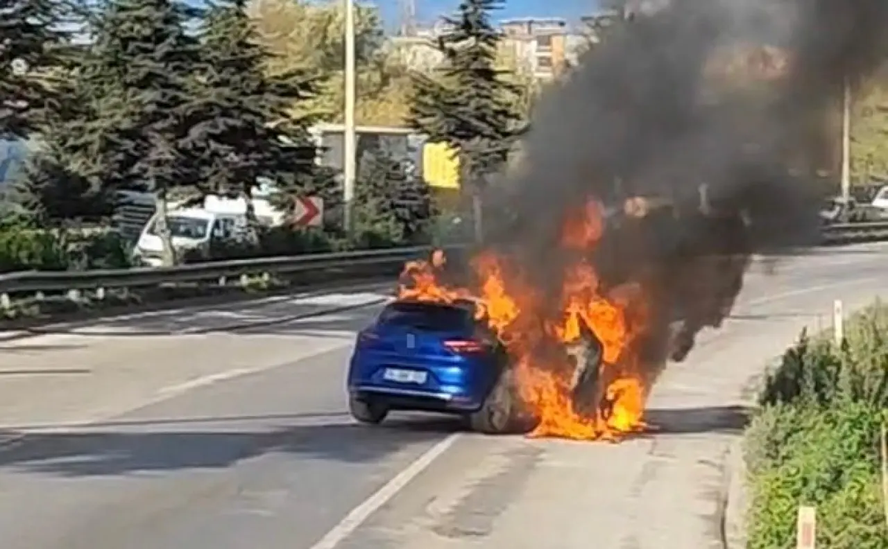 Samsunspor futbolcusu alevlerin içinden çıktı: Otomobil küle döndü! 1