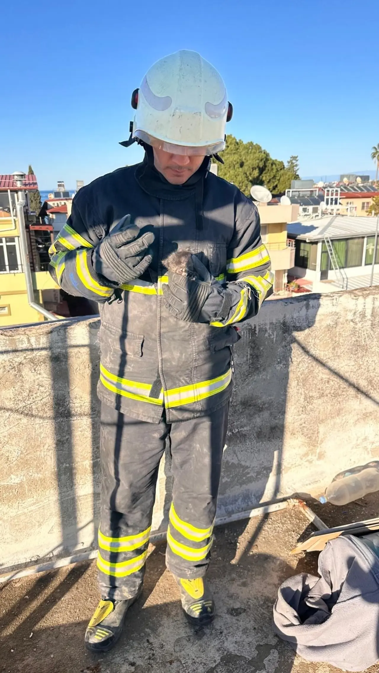 Hatay’da nefes kesen kurtarma! Minik yavru kedi son anda hayata tutundu 3