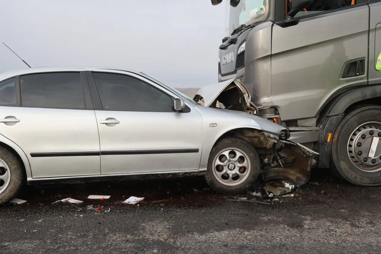 Nevşehir'de can pazarı! Otomobil tırla çarpıştı, 1 ölü 3 yaralı 4
