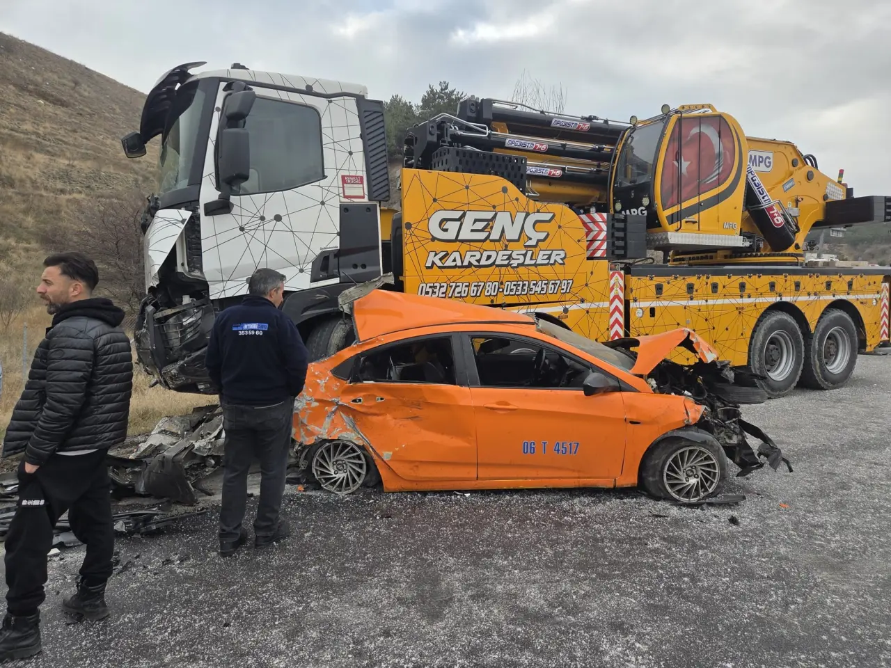 Buzlu yolda zincirleme kaza! 6 araç birbirine girdi 2