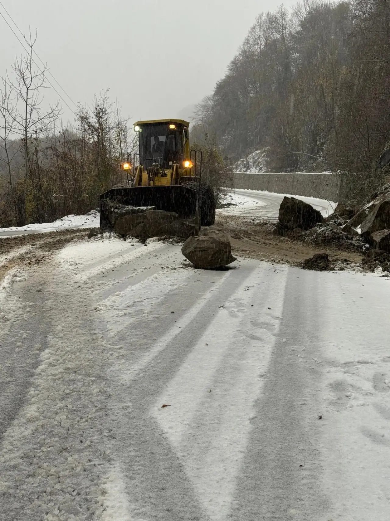 Sinop’ta heyelan tehlikesi! Yol ulaşıma kapandı 3
