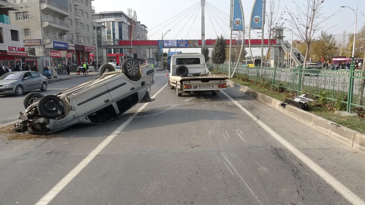 Malatya’da hastane önü savaş alanına döndü! Araçlar takla attı 2
