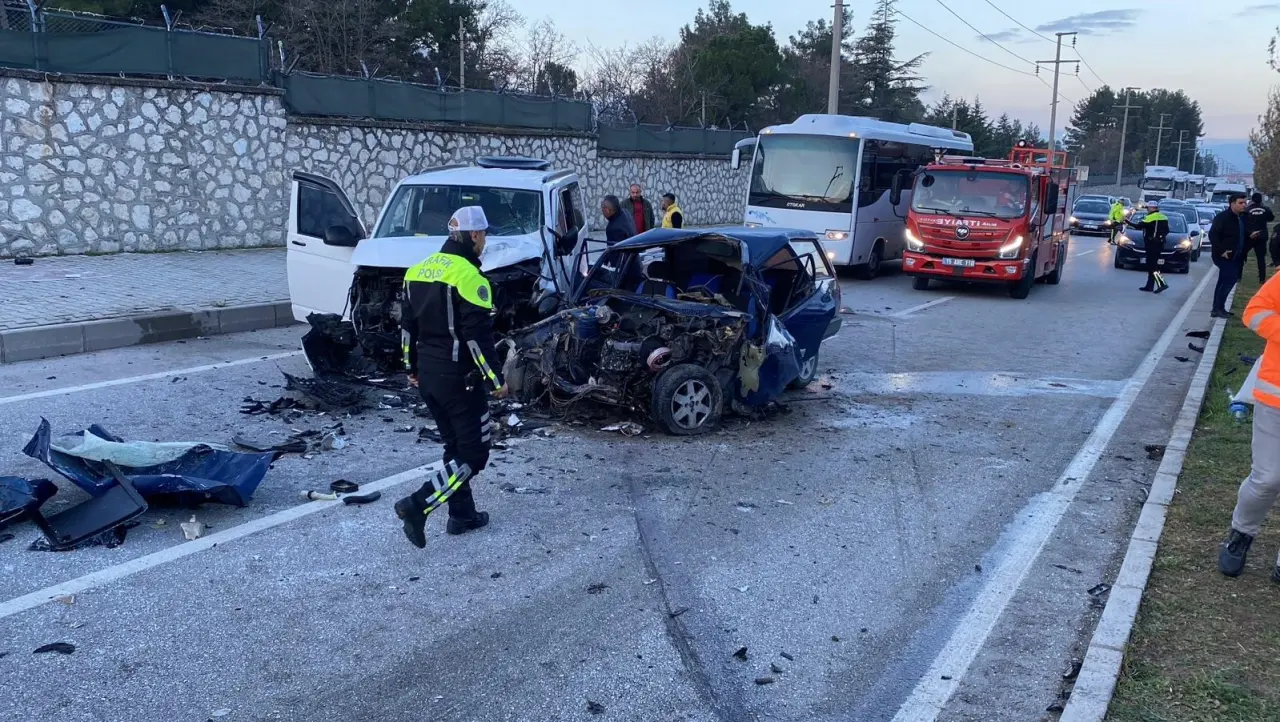 Burdur - Fethiye yolunda feci kaza! Hurdaya dönen araçta can pazarı 3