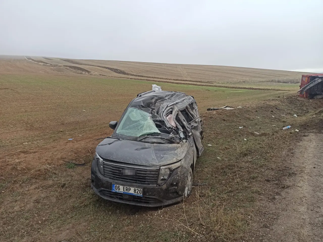 Alaca yolunda dehşet! Tırın savrulan dorsesi otomobili ezdi 2