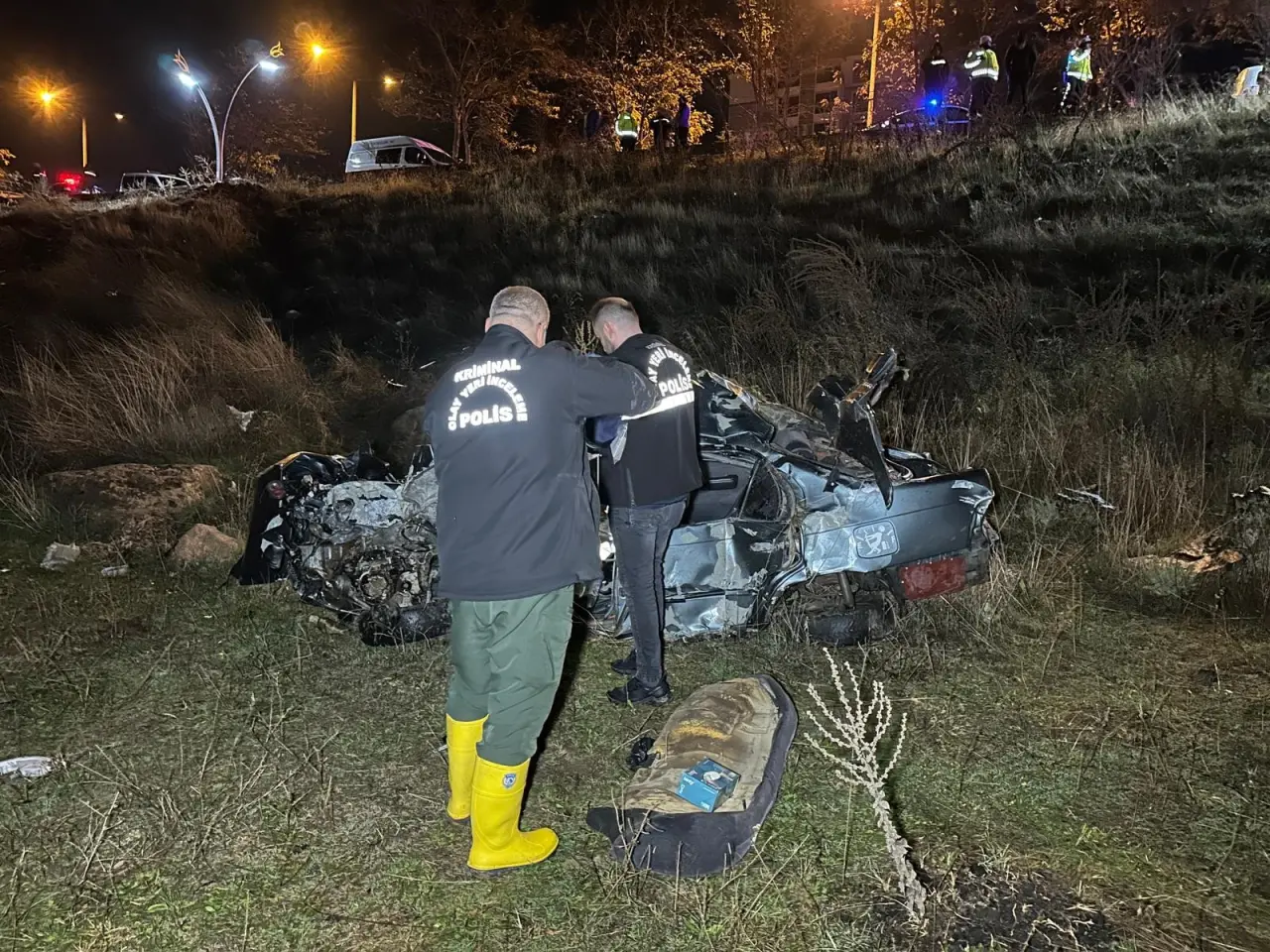 Gece yolculuğu felaketle bitti! Uşak’ta otomobil hurdaya döndü 4