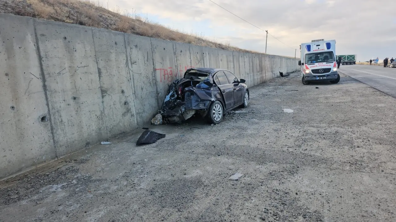 Van’da sis ve buzlanma kabusu: 6 araç peş peşe çarpıştı! 3