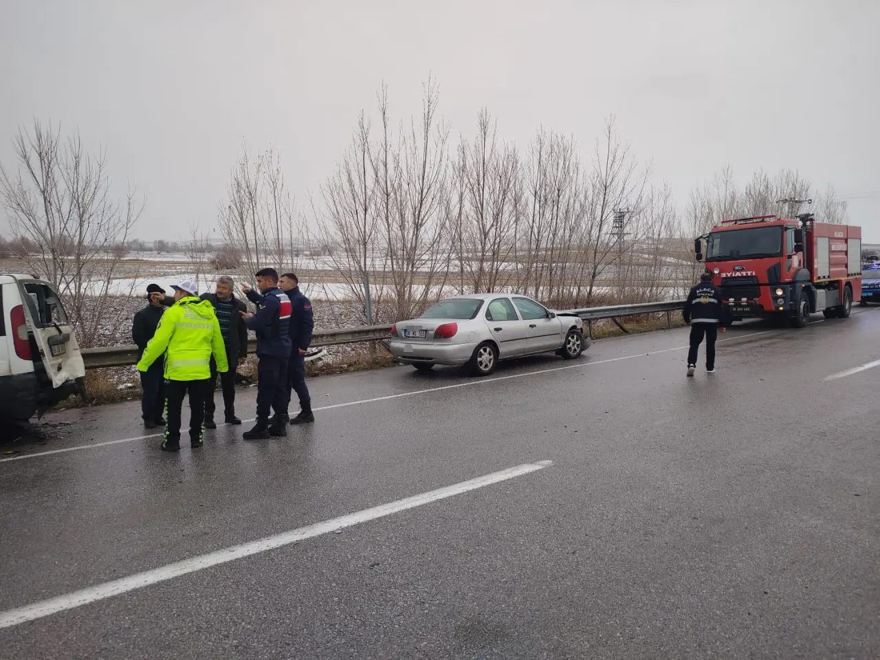 Kaza yerinde yeni kaza! Kazazedeler yolda beklerken çarpıldı 6