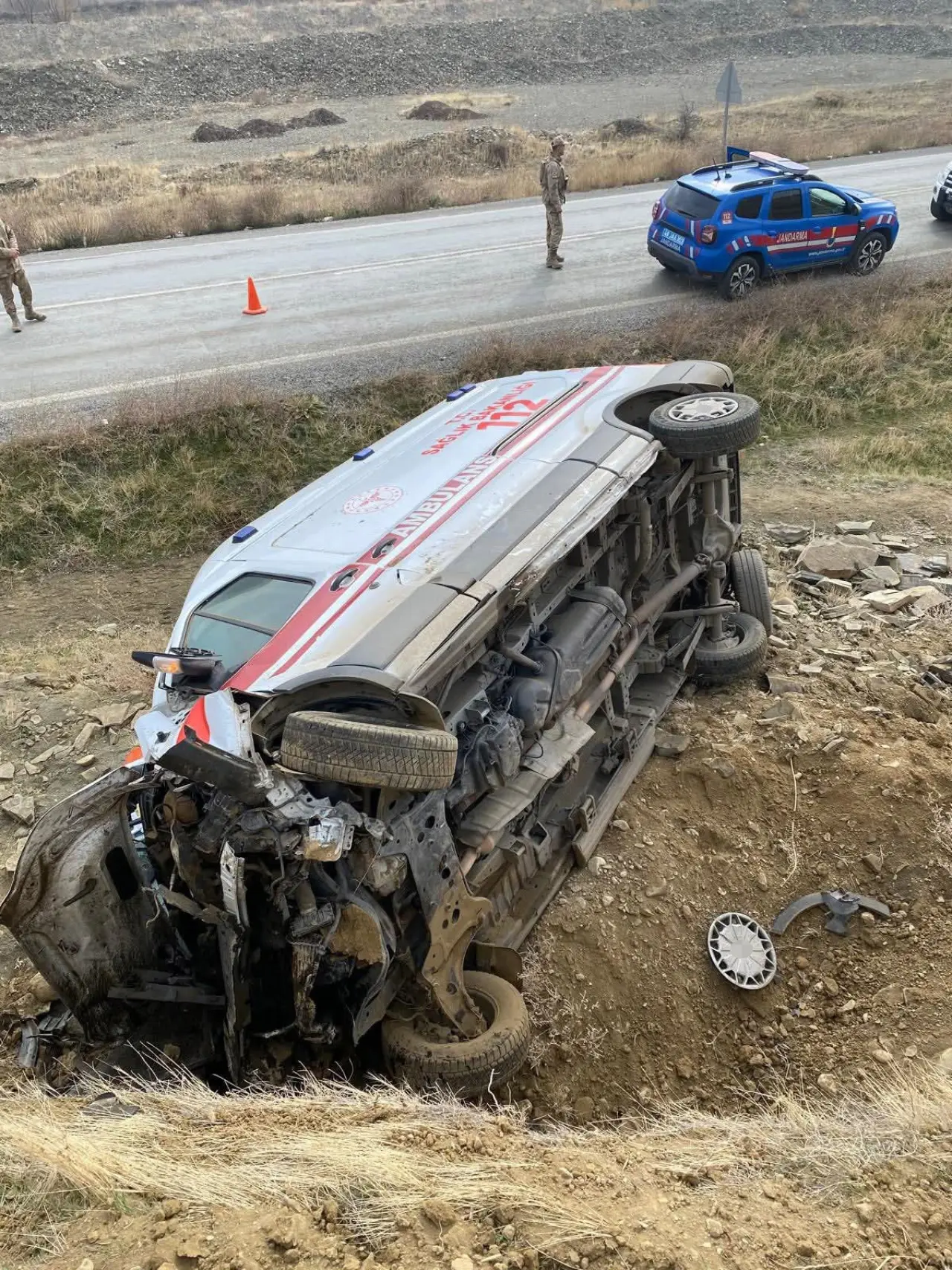 Görev dönüşü feci kaza! Ambulans takla attı 4
