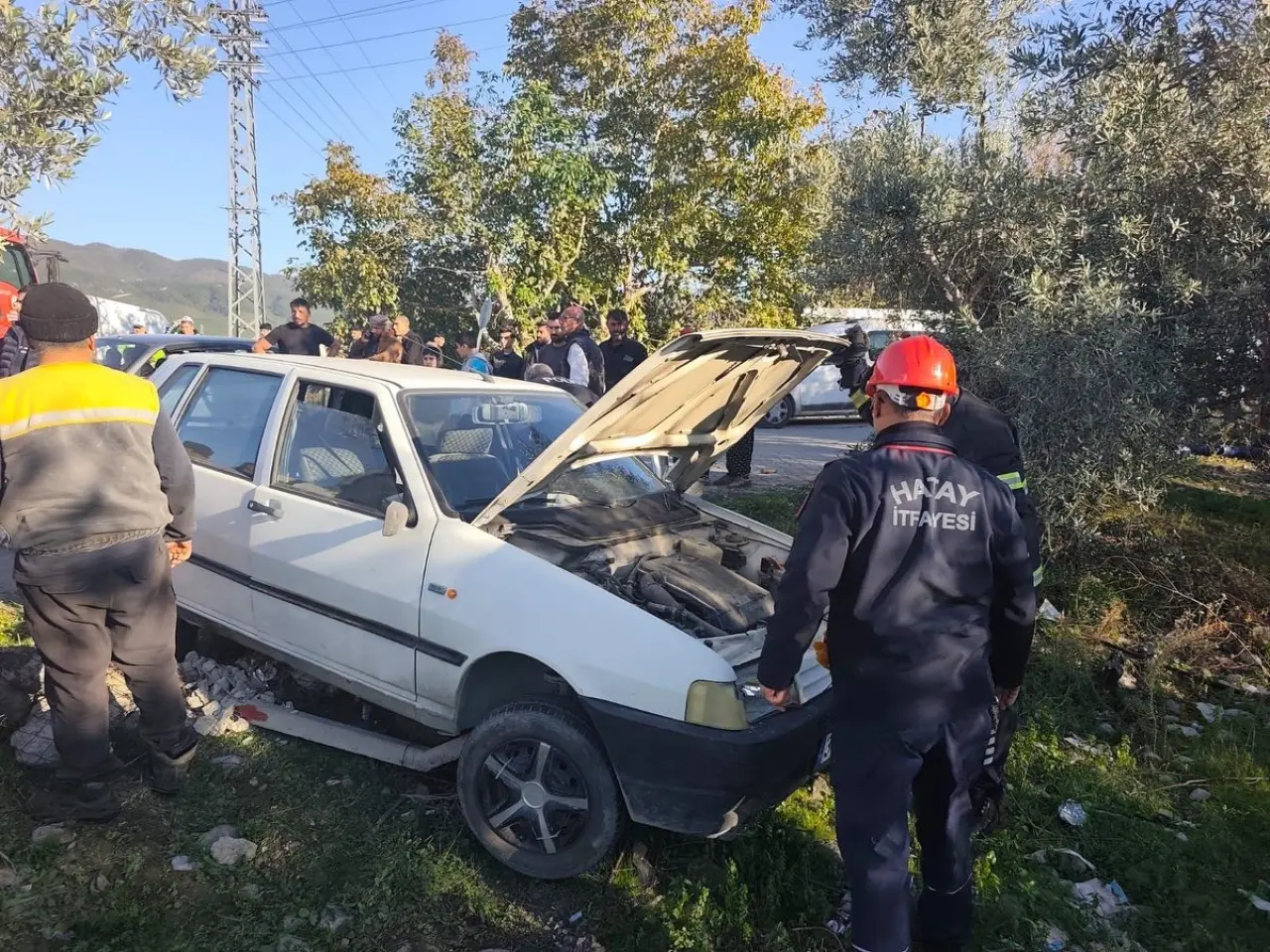 Hatay'da otomobil beton çitleri aşıp bahçeye uçtu! 3 yaralı 2