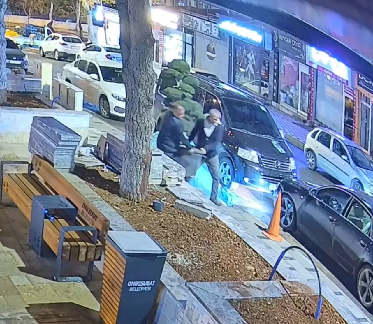 Bu da oldu! Yenilenen parktan saksılı ağacı çalıp götürdüler 1