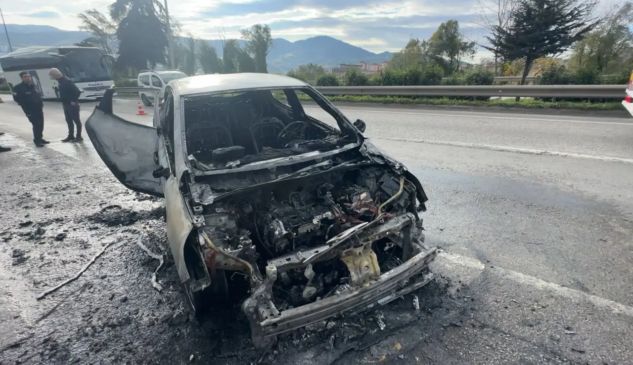 Samsunspor futbolcusu alevlerin içinden çıktı: Otomobil küle döndü! 4