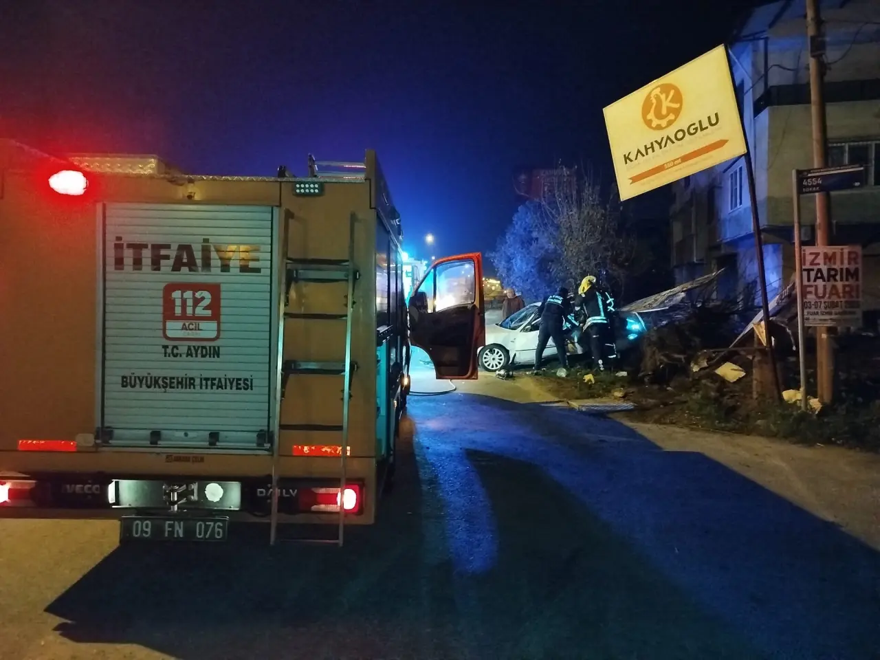 Nazilli’de ağaca çarpan otomobil hurdaya döndü! Sürücü içeride mahsur kaldı 3