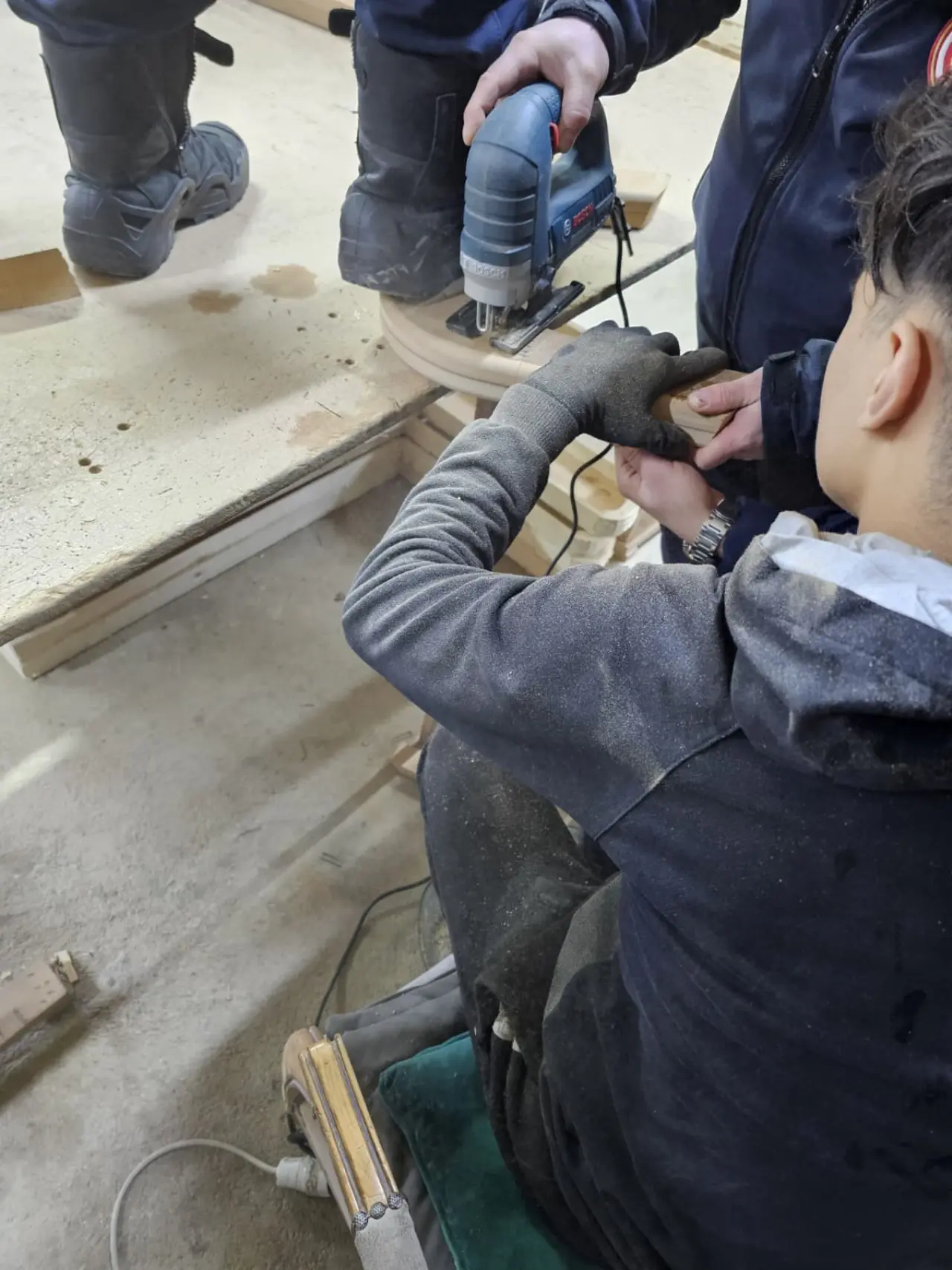 Genç işçi elini çivi tabancasıyla ahşaba çaktı 1