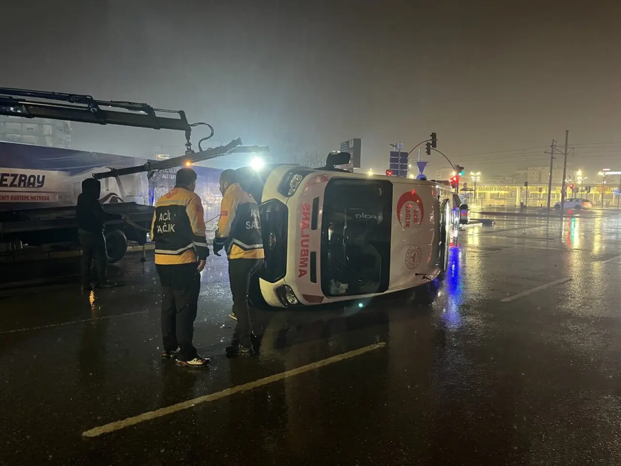 İzmit’te ambulans ve ticari araç çarpıştı: 3'ü sağlık çalışanı 6 yaralı 1