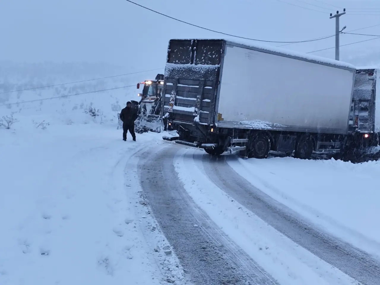 Kar Şırnak’ı felç etti! Yüzlerce araç yolda mahsur kaldı 2
