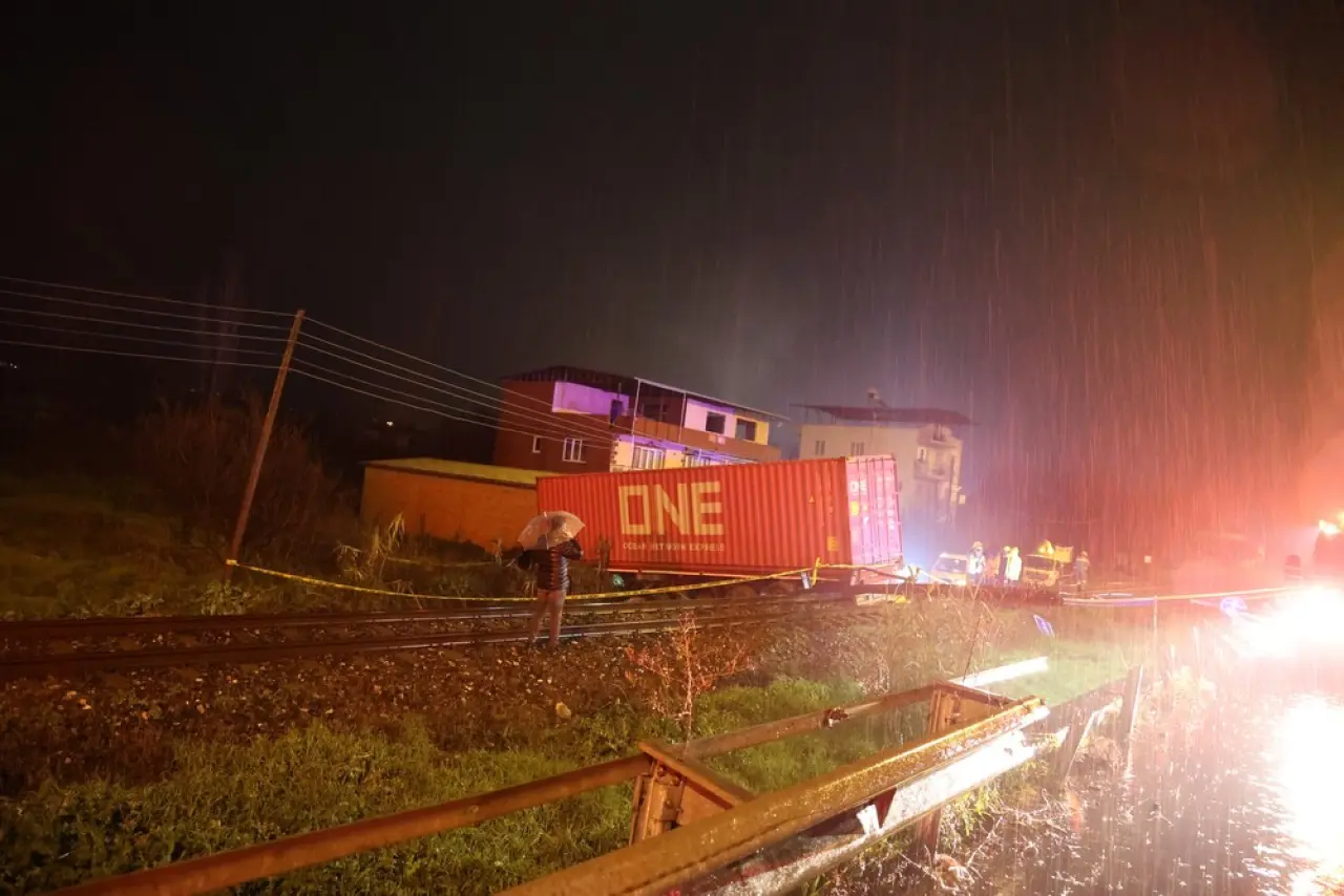 Aydın’da felaket gibi gece! Otoyoldan havalanan tır raylara çakıldı! 3