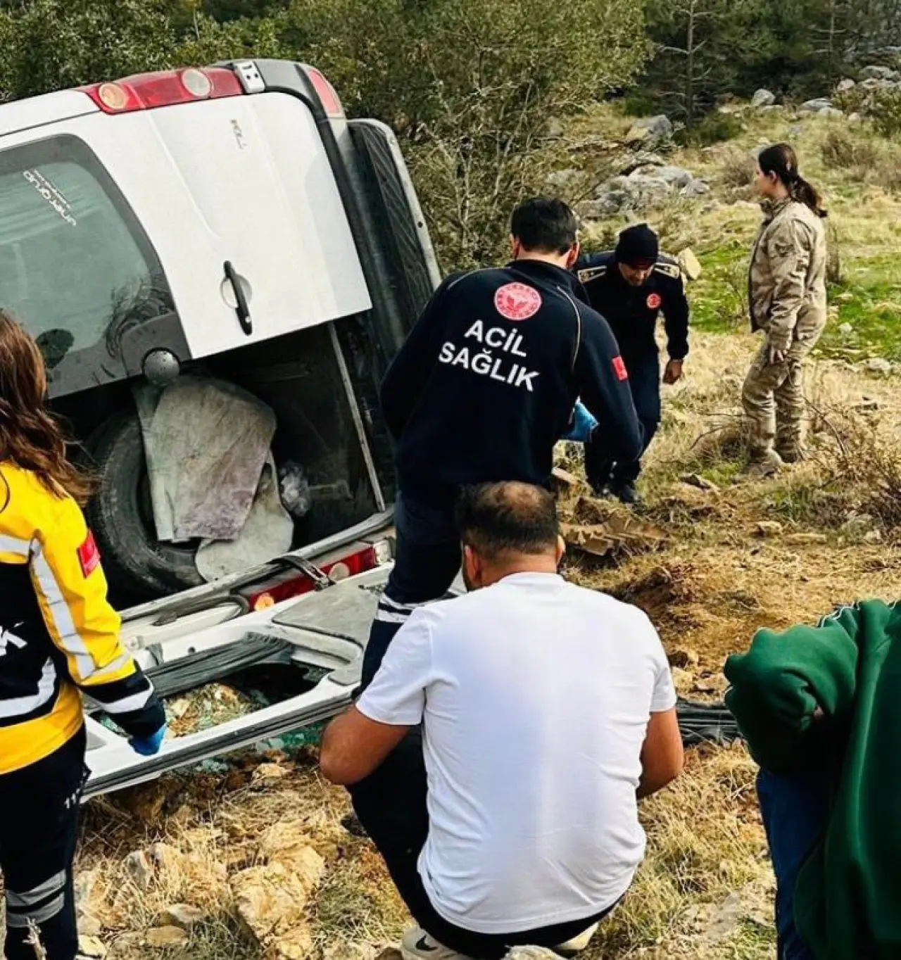 Tarım işçilerini taşıyan minibüs şarampole uçtu! 1 ölü 3 ağır yaralı 4