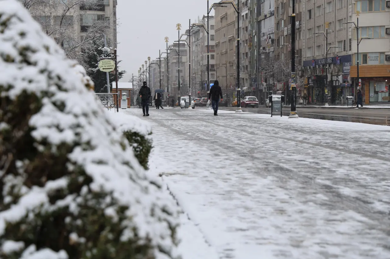 Sivas’ta beklenen kar yağdı: Tarihi meydan beyaza büründü 2