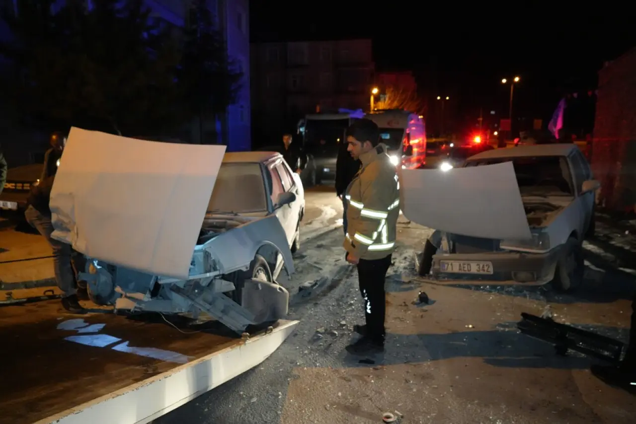 Kırıkkale'de otomobiller kafa kafaya çarpıştı! 3 yaralı 1