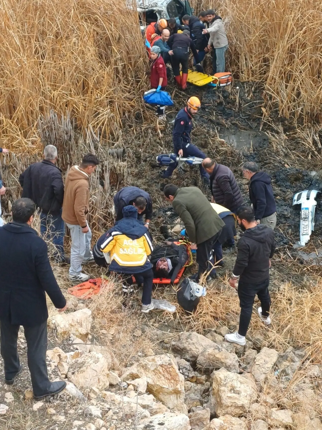 Van-Özalp yolunda feci kaza! Araç bataklığa uçtu 3