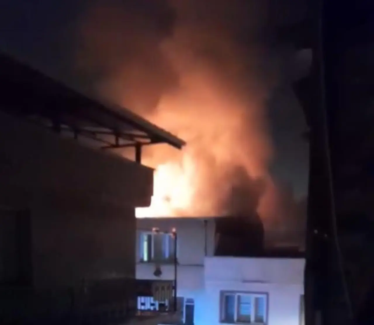 Osmangazi’de korku dolu anlar! Çatı katında alevler yükseldi 3