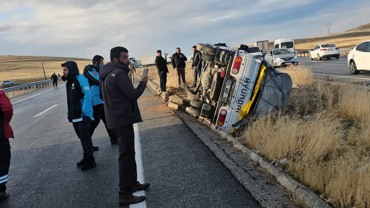 Van’da sis ve buzlanma kabusu: 6 araç peş peşe çarpıştı! 13