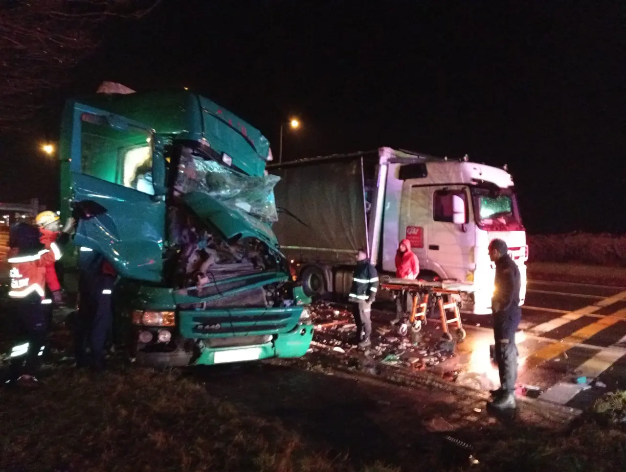 Rize Pazar’da dehşet anları! Şoför tırın içinde sıkıştı 5