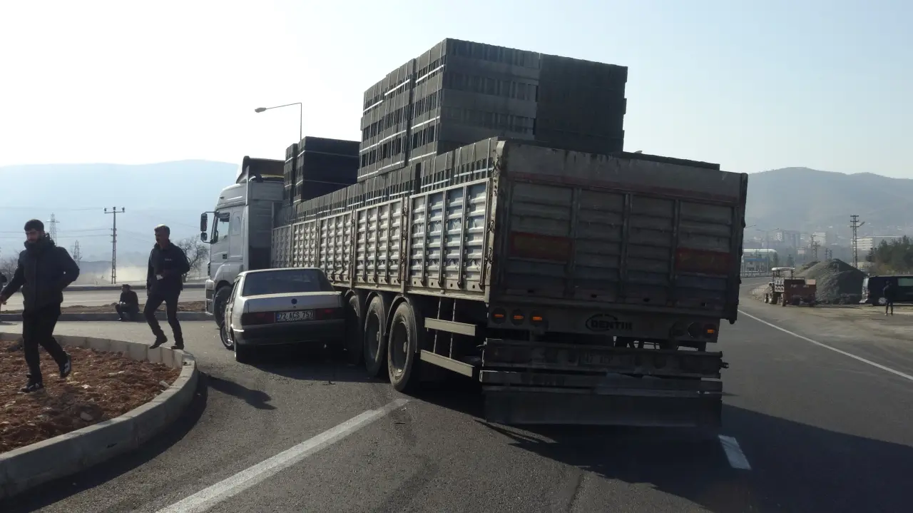 Tırın altına giren otomobilden mucize kurtuluş! 4