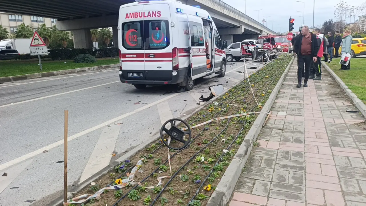 Ambulansa yol vermek isterken facia! Manavgat’ta ortalık savaş alanına dündü 8