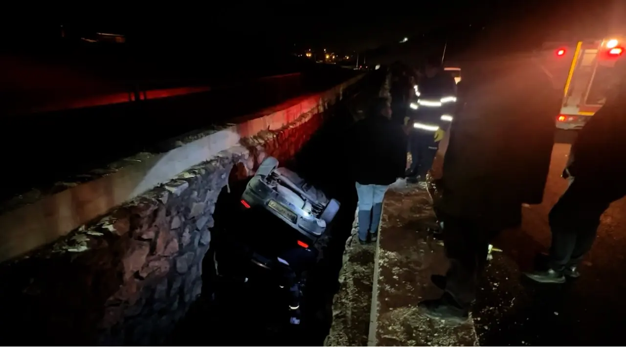 Hakkari’de film gibi kaza! Otomobil su kanalına uçtu 5